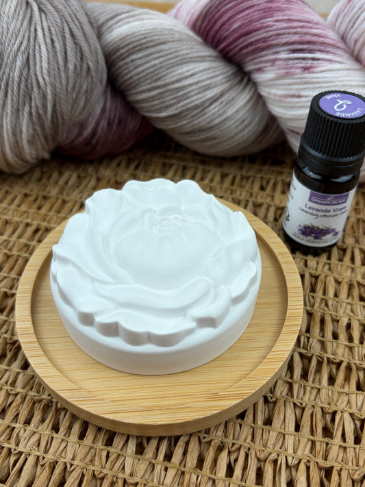 Handgefertigter Aromastein mit Bambusuntersetzer & Gratis-Öl