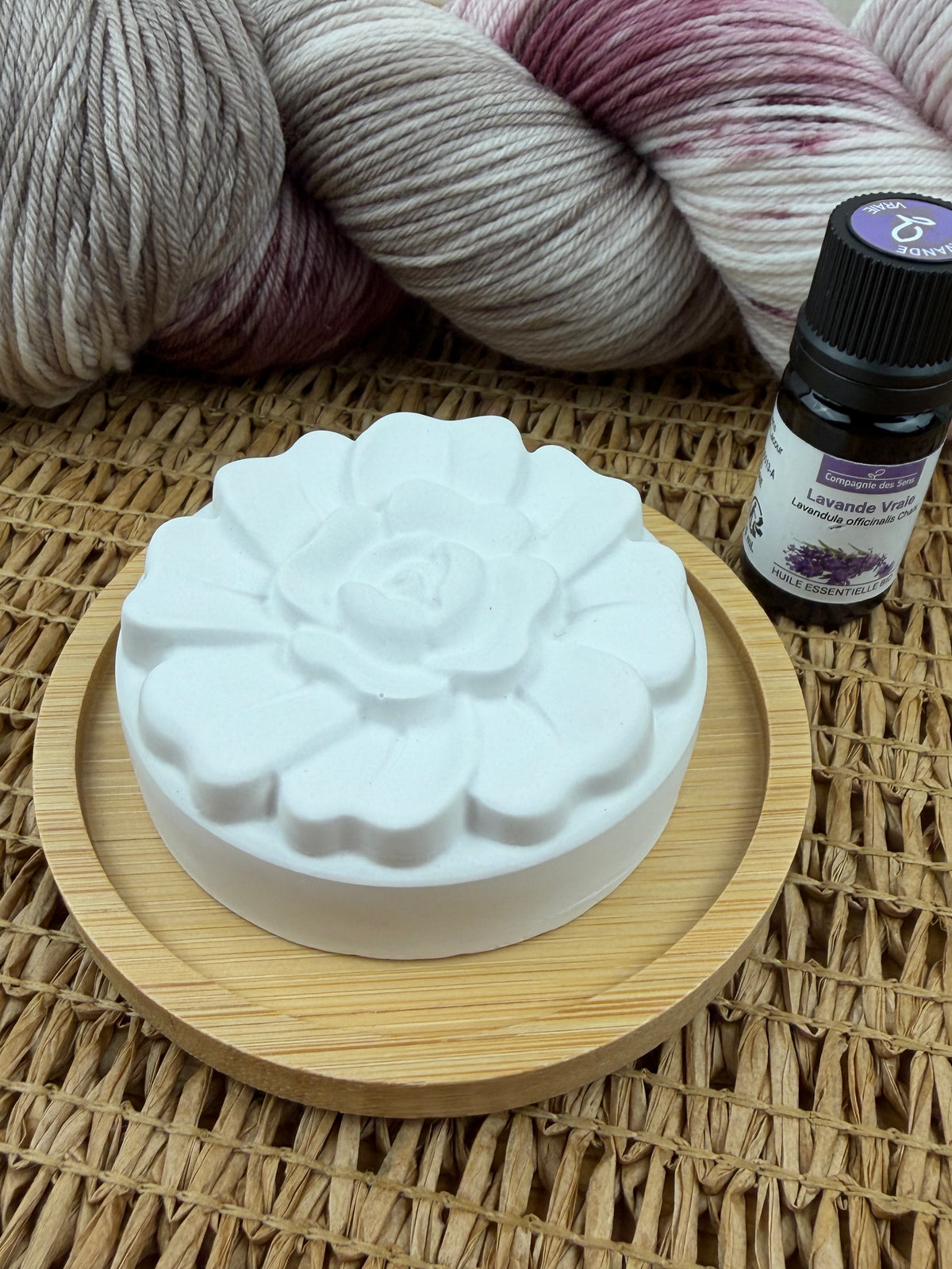 Handgefertigter Aromastein mit Bambusuntersetzer & Gratis-Öl