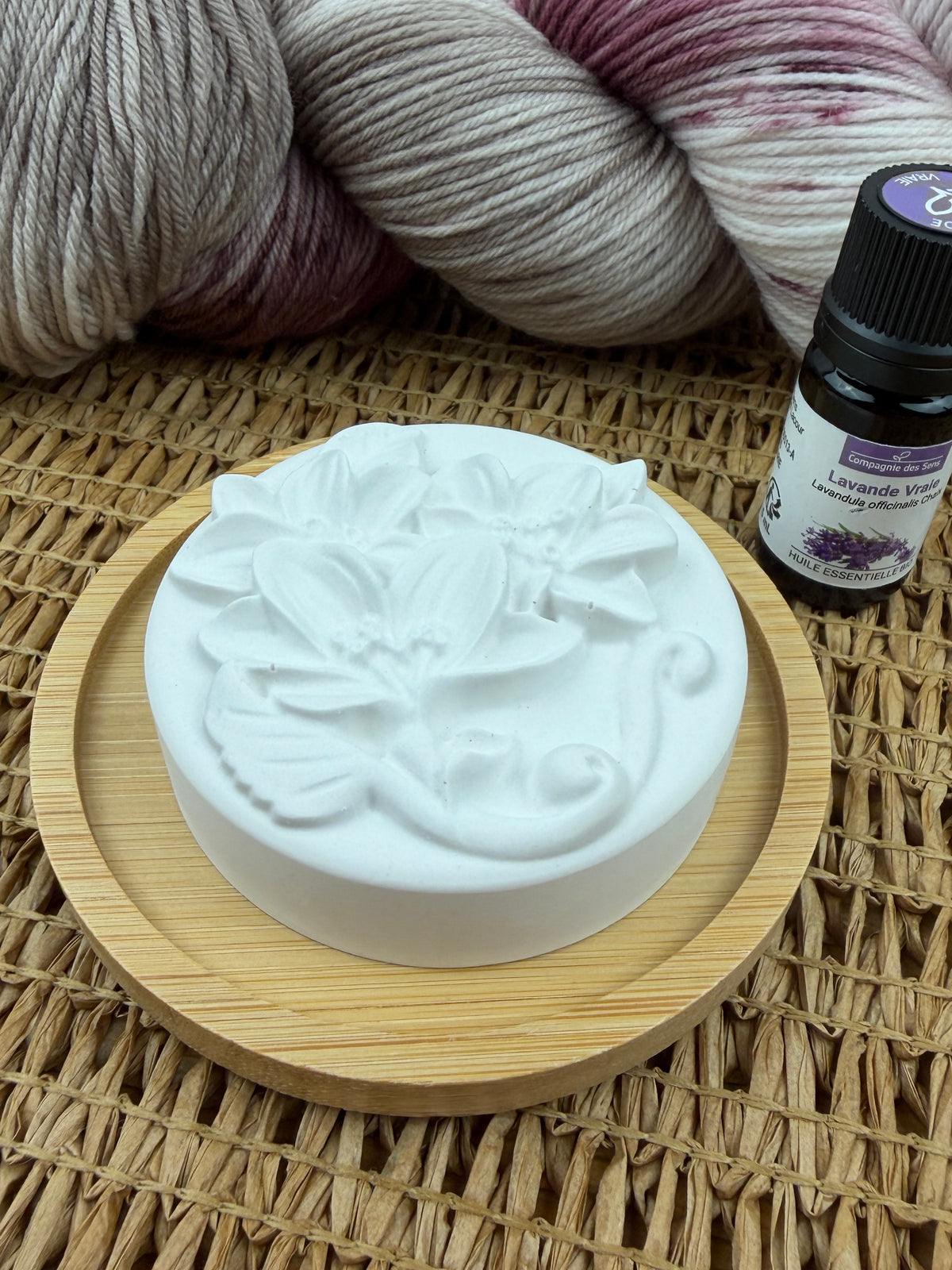 Handgefertigter Aromastein mit Bambusuntersetzer & Gratis-Öl